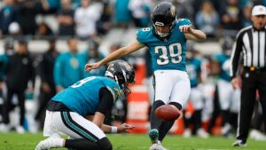 Cầu thủ Cam Little lập cú sút xa 67 yard, phá kỷ lục NFL 21 Cầu thủ Cam Little lập cú sút xa 67 yard, phá kỷ lục NFL