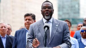 Thị Trưởng Chicago bị chỉ trích vì bênh vực Trump và ‘Abolish ICE’