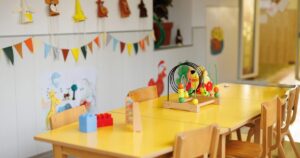 Tòa Bạch Ốc phải tiếp tục tài trợ trợ cấp chăm sóc trẻ em ở 5 tiểu bang, theo phán quyết của thẩm phán