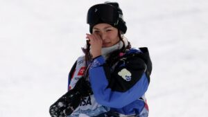 Vận động viên trượt tuyết Chloe Kim gặp chấn thương, khả năng thi đấu Olympic bị bỏ ngỏ 16 Vận động viên trượt tuyết Chloe Kim gặp chấn thương, khả năng thi đấu Olympic bị bỏ ngỏ