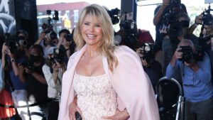 Christie Brinkley khoe dáng với áo tắm xanh trong kỳ nghỉ