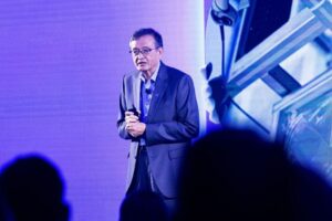 CEO Intel gặp Tổng Thống Donald Trump, ca ngợi sự tăng trưởng của cổ phần Mỹ 4 CEO Intel gặp Tổng Thống Donald Trump, ca ngợi sự tăng trưởng của cổ phần Mỹ