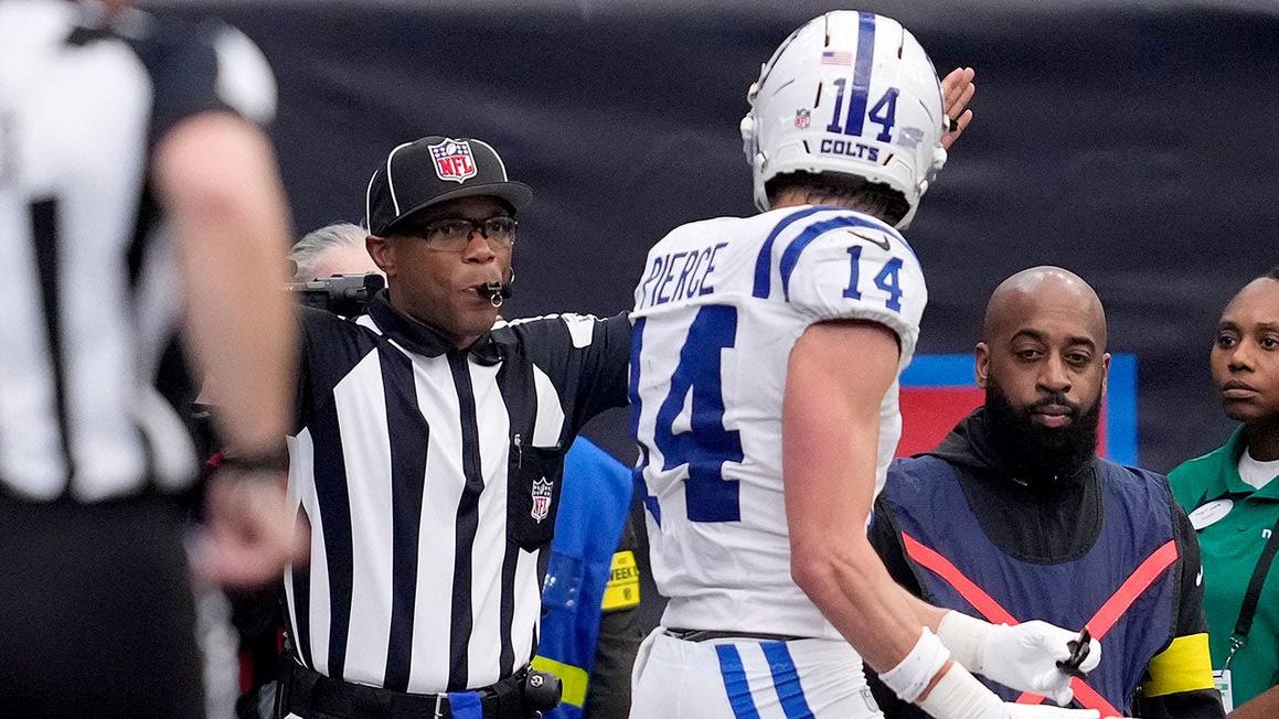 Cầu thủ Colts bị đuổi khỏi sân sau khi đạt cột mốc 1,000 yard 1 colts alec pierce ejected 003