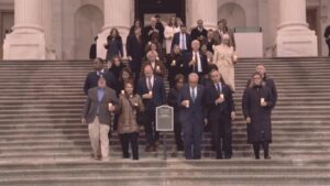 Thượng nghị sĩ Vance chia sẻ ảnh chế 'sombrero' chế giễu lễ tưởng niệm ngày 6 tháng Giêng 29 Thượng nghị sĩ Vance chia sẻ ảnh chế ‘sombrero’ chế giễu lễ tưởng niệm ngày 6 tháng Giêng