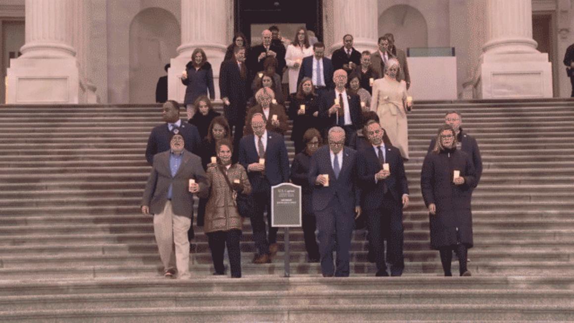 Thượng nghị sĩ Vance chia sẻ ảnh chế 'sombrero' chế giễu lễ tưởng niệm ngày 6 tháng Giêng 1 congress democrats january 6 vigil