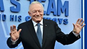 Jerry Jones so sánh việc tìm kiếm HLV phòng thủ với tuyên bố của Tổng Thống Donald Trump 15 Jerry Jones so sánh việc tìm kiếm HLV phòng thủ với tuyên bố của Tổng Thống Donald Trump