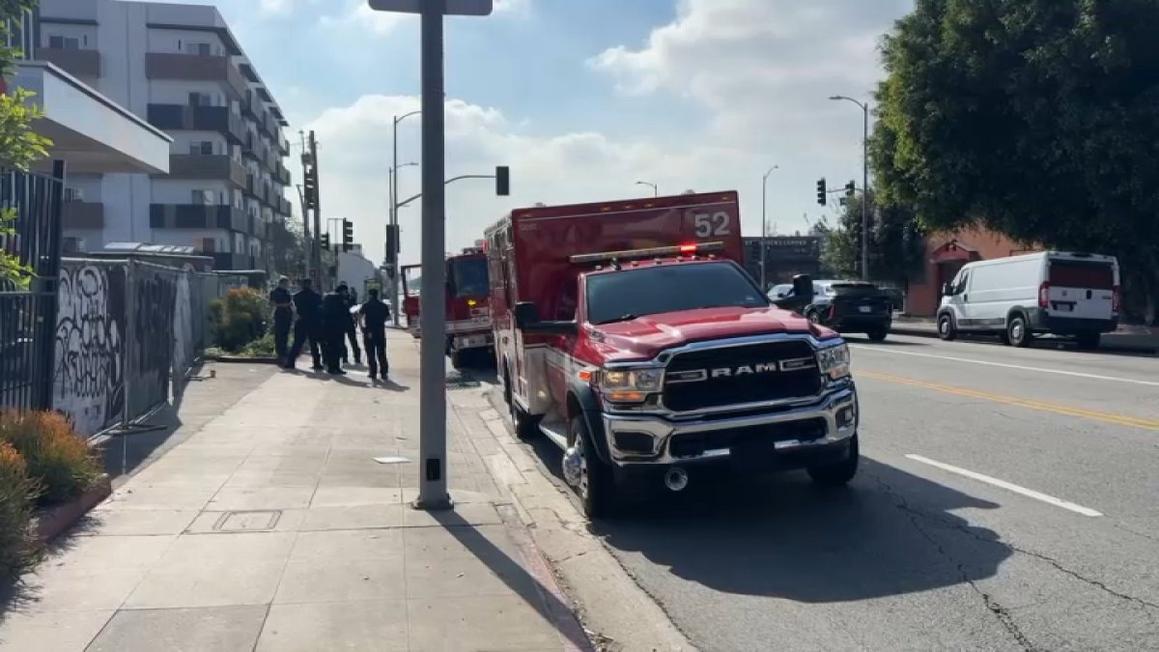 Xe cứu thương va chạm với robot giao thức ăn ở Hollywood 1 crash 252528