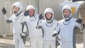 Phi hành gia bị bệnh, phi hành đoàn đáp xuống Thái Bình Dương