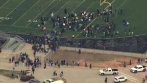 Biểu tình ‘ICE Out’: Trường Trung học Conroe là một trong những cuộc biểu tình toàn quốc