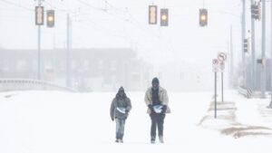 Hàng chục ngàn người bước sang ngày thứ 6 không điện khi các bang miền Đông chuẩn bị đối phó bão mùa đông