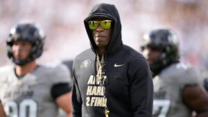 Hậu vệ của Deion Sanders cho biết Huấn luyện viên Colorado nhận 5 lời đe dọa giết mỗi ngày