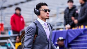 Cựu đại diện của cầu thủ Washington Huskies muốn hủy hợp đồng 4 triệu đô