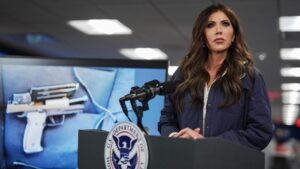 Dân biểu Đảng Dân chủ muốn cắt giảm ngân sách Bộ An ninh Nội địa, đe dọa đóng cửa chính phủ 30 Dân biểu Đảng Dân chủ muốn cắt giảm ngân sách Bộ An ninh Nội địa, đe dọa đóng cửa chính phủ