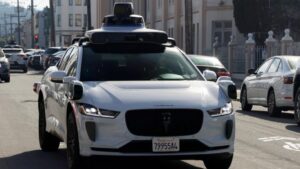 Xe tự lái Waymo tông trẻ em gần trường tiểu học tại California