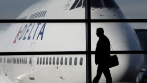 Xe hơi lao vào nhà ga tại Sân bay Detroit