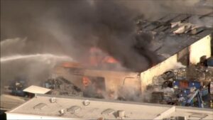 Lính Cứu Hỏa Cháy Lớn Tại Cơ Sở Kim Loại Phế Liệu Ở Nam El Monte