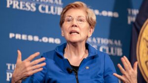 Bà Elizabeth Warren cho biết Tổng Thống Donald Trump đã gọi điện cho bà sau bài phát biểu chỉ trích