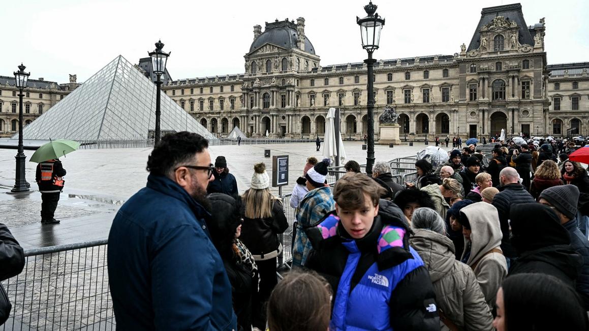 employee strike louvre paris fox news