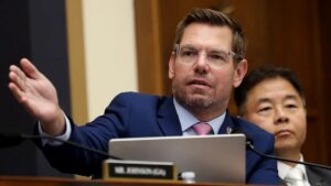 Dân biểu Eric Swalwell: Nếu đắc cử Thống đốc, cựu nhân viên ICE sẽ bị cấm làm việc tại California