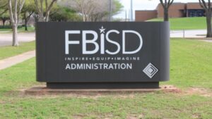 Phụ Huynh Biểu Tình Về Thay Đổi Ranh Giới Trường Học tại Fort Bend ISD