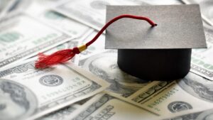 Chính Quyền Trump Sẽ Gửi Thông Báo Khấu Trừ Lương cho Những Người Vỡ Nợ Khoản Vay Sinh Viên