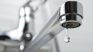 Nên hay không nên xả nước để tránh đóng băng ống nước?