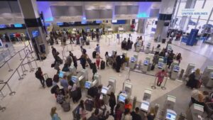 Du khách Houston vội vã thay đổi kế hoạch khi bão mùa đông lớn sắp đổ bộ Texas