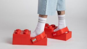 LEGO và Crocs ra mắt giày clog hình gạch, giá gần $150 17 LEGO và Crocs ra mắt giày clog hình gạch, giá gần $150