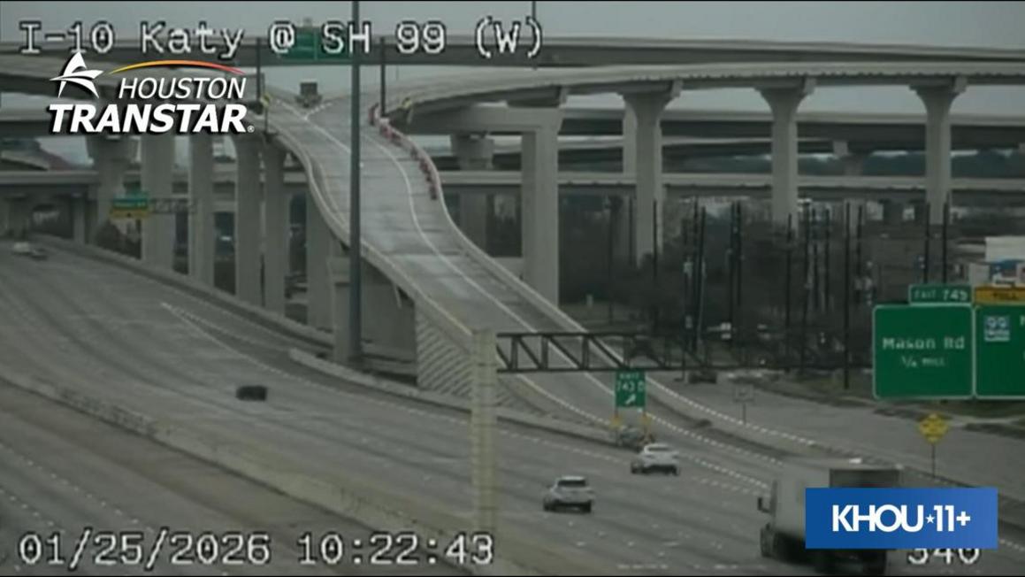 Xe tải mắc kẹt trên cầu băng nối Katy Freeway với Grand Parkway 1 f8786df4 7b28 4912 8f78