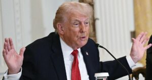 Tổng Thống Donald Trump đe dọa áp thuế quan với các nước không ủng hộ Mỹ kiểm soát Greenland