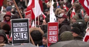 Tổng Thống Donald Trump áp thuế quan, người dân Greenland biểu tình
