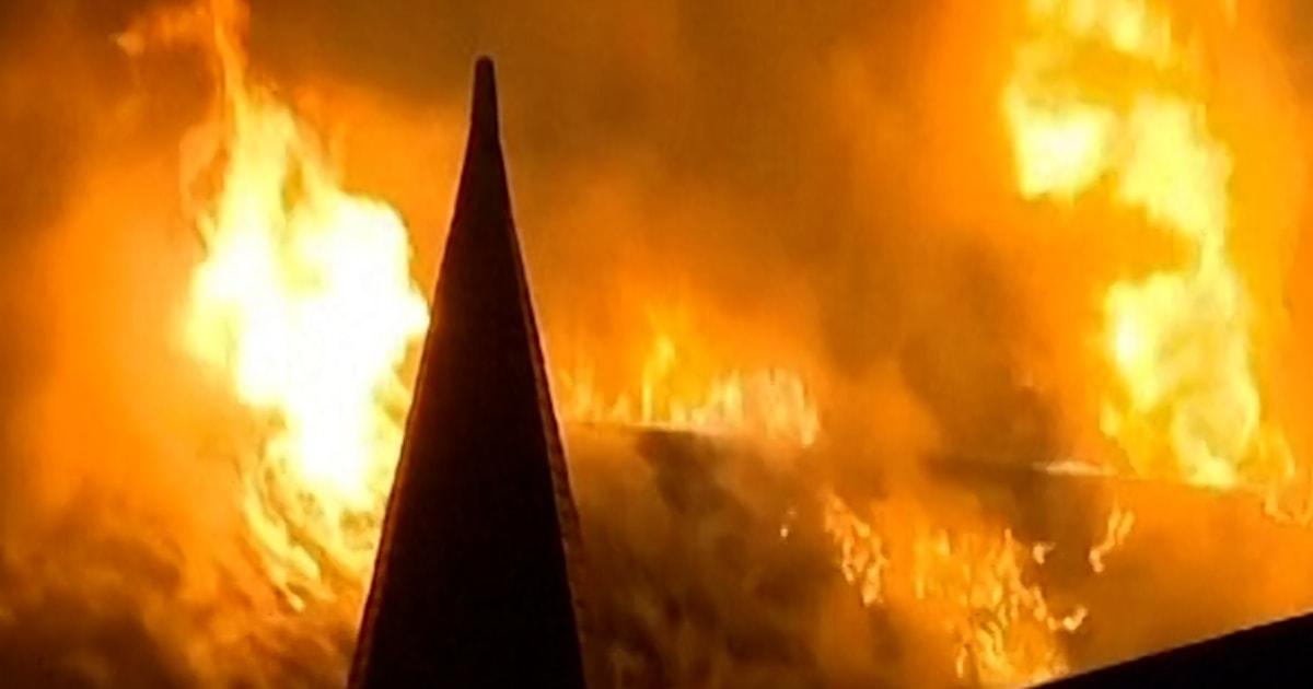 Hỏa hoạn thiêu rụi nhà thờ lịch sử ở Amsterdam 1 f vert brk amsterdam church fire 260101.00 00 08 28.Still002 bphrm1