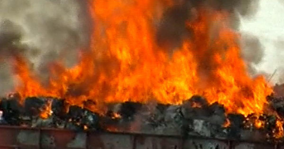 Sà lan bốc cháy trên sông Alabama 1 f vert brk bargefire 260113.00 00 26 05.Still002 w1gay3