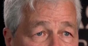 Tổng Thống Donald Trump kiện JPMorgan Chase và Jamie Dimon đòi 5 tỷ USD