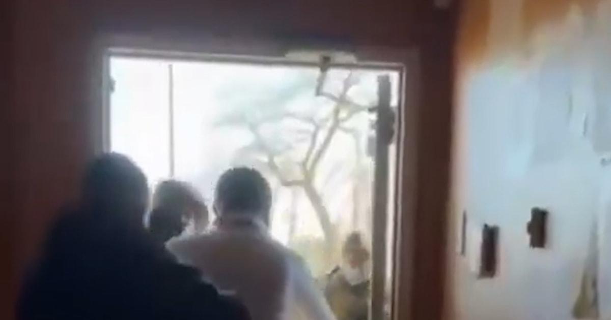 Cơ quan Liên bang Bị Chặn Cửa Lãnh sự Ecuador 1 f vert brk ecuador consulate 260128.00 01 37 13.Still003 3cvo9e