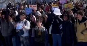 Hàng ngàn người khắp Hoa Kỳ biểu tình chống ICE 32 Hàng ngàn người khắp Hoa Kỳ biểu tình chống ICE