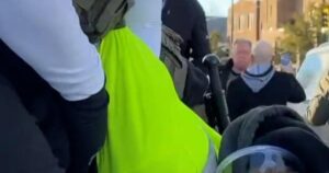 Người biểu tình bị xịt hơi cay trong lúc căng thẳng về vụ nổ súng của ICE gia tăng