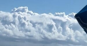 Người lái dù lượn thoát chết sau khi rơi xuống biển