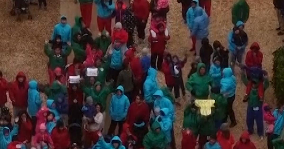 Gia đình biểu tình bên trong cơ sở giam giữ ở Texas 1 f vert brk texas detention protest 260126.00 00 58 22.Still002 c14rcn