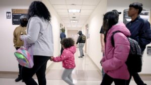 Thẩm phán liên bang tạm dừng chương trình đoàn tụ gia đình của Bộ An ninh Nội địa