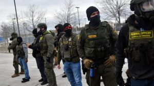 ICE Bắt Giữ Hai Người Biểu Tình ở Minnesota