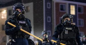 Hai phụ nữ bị buộc tội sau khi cắn nhân viên ở Minnesota 16 Hai phụ nữ bị buộc tội sau khi cắn nhân viên ở Minnesota