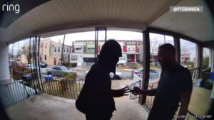 Người đàn ông dùng các tiểu phẩm 'giả' để dạy bài học về bạo lực ở Philadelphia 32 Người đàn ông dùng các tiểu phẩm ‘giả’ để dạy bài học về bạo lực ở Philadelphia