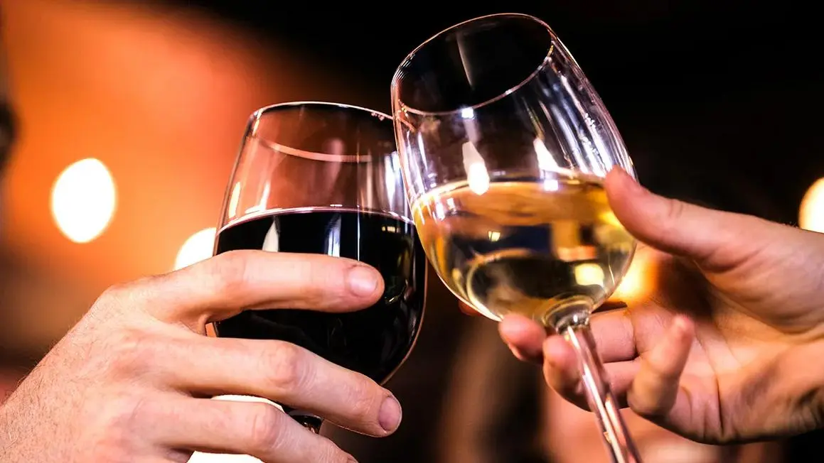 Bác sĩ tiết lộ: Đâu là lựa chọn tốt cho sức khỏe giữa rượu vang đỏ và trắng?