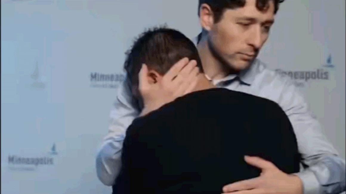 Thị trưởng Frey lên tiếng bênh vực cộng đồng gốc La-tinh trước ICE 1 frey embracing