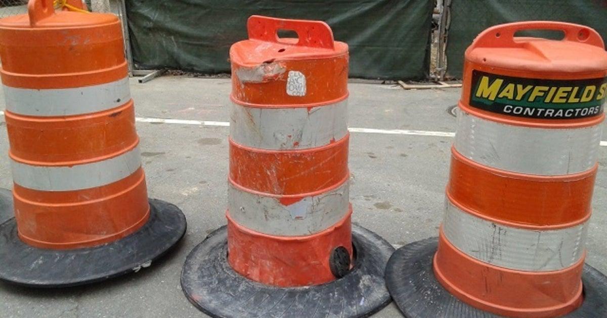 Hai người bị bắt khi giả dạng công nhân xây dựng để tìm cách vào Mỹ 1 generic orange barrel road construction