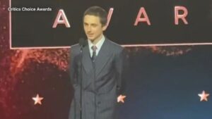 Timothée Chalamet và Jessie Buckley đoạt giải tại Critics Choice