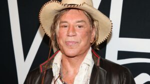 Mickey Rourke kêu gọi người hâm mộ giúp anh tránh bị đuổi khỏi nhà 9 Mickey Rourke kêu gọi người hâm mộ giúp anh tránh bị đuổi khỏi nhà