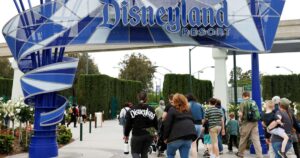 Disneyland Bỏ Chế Độ Ưu Tiên Cho Khách Lưu Trú Tại Khách Sạn