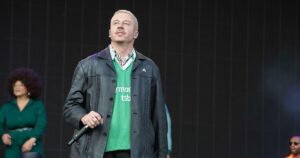 Rapper Macklemore Kêu Gọi Hành Động Chống Lại ICE trong “National Shutdown”